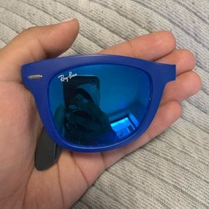 Foldable blue mirror Ray-Ban sunglasses